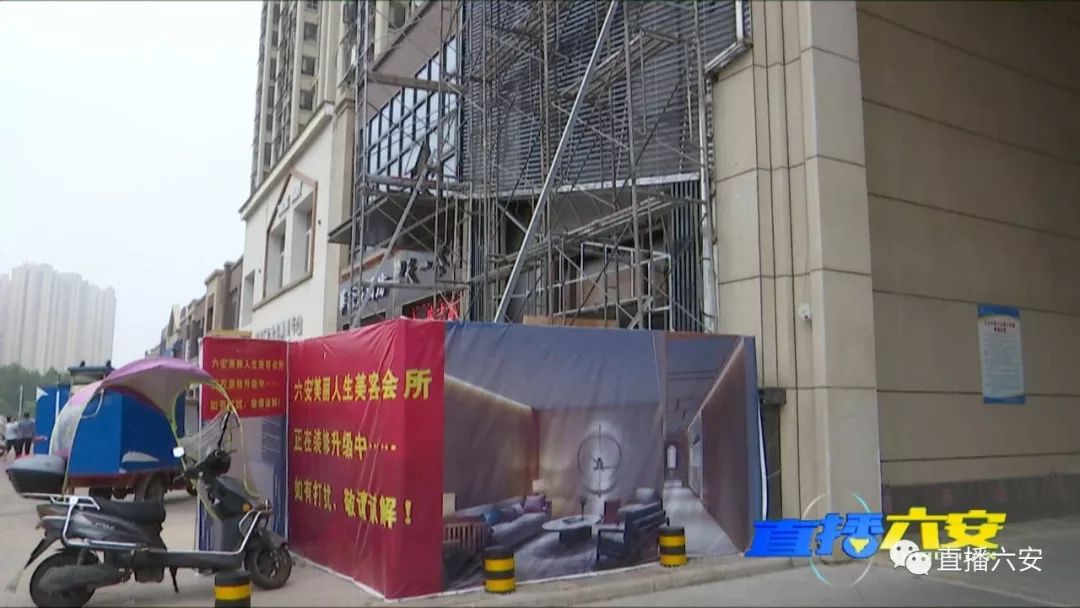 店鋪裝修小區(qū)大門變“陰陽臉”，效果圖也“變臉”，店主卻稱審批過！