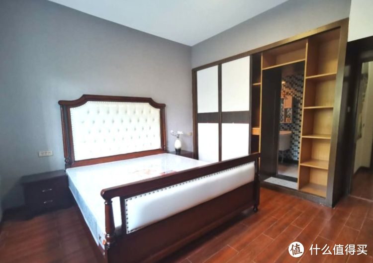 136㎡錯層大四房，優(yōu)雅的新中式裝修，衣柜里面裝廁所，誰見過？