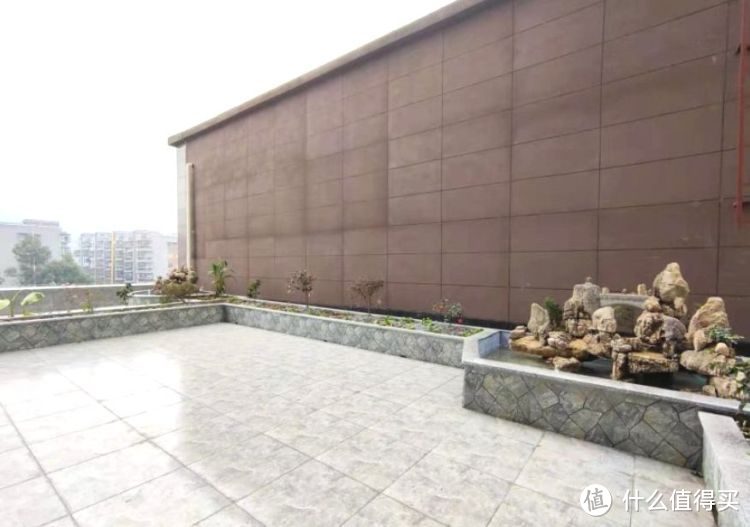 擠破頭買了這套100㎡小三房，送超大平臺花園，比房子大了一倍