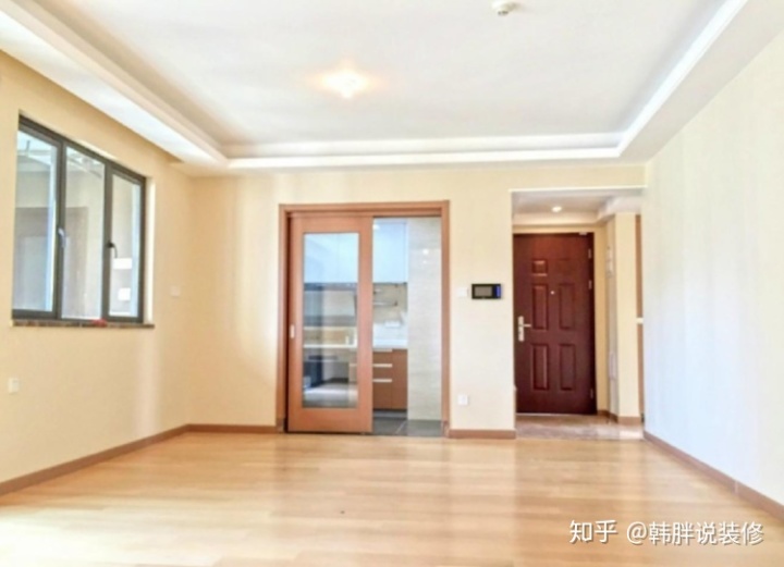 低配版精裝房，108㎡三室兩廳格局，這效果估計(jì)還得重新裝修一番